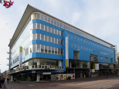 847178 Gezicht op het kantoren- en winkelgebouw De Planeet (Lange Viestraat 2 te Utrecht; dat ingrijpend gerenoveerd ...